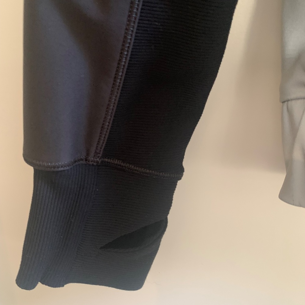 Lululemon Reflective Running Jacket - Size 6 - image 3